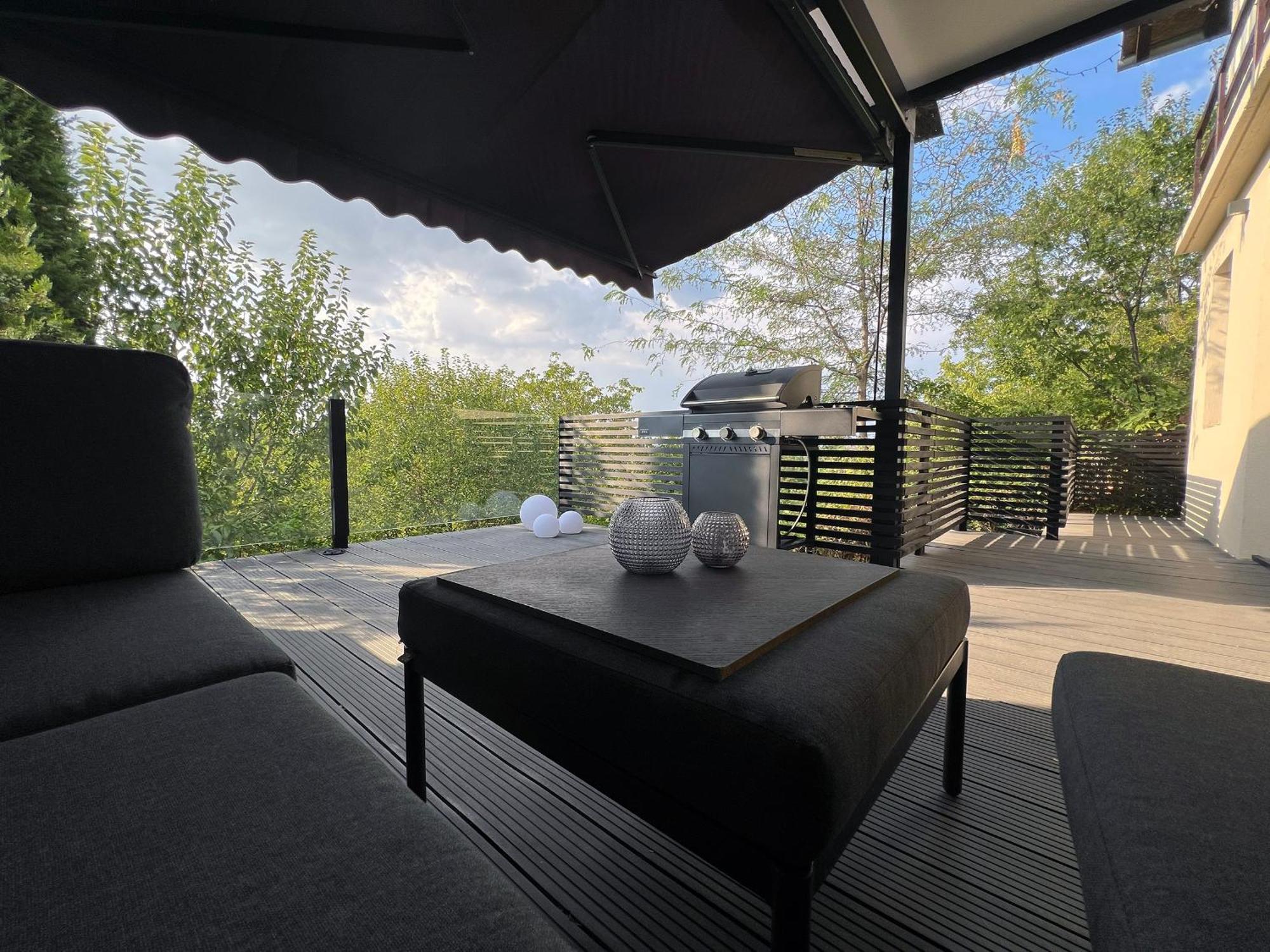 Pergola House In A Green Oasis With Fantastic View Lejlighed Petrovaradin Eksteriør billede